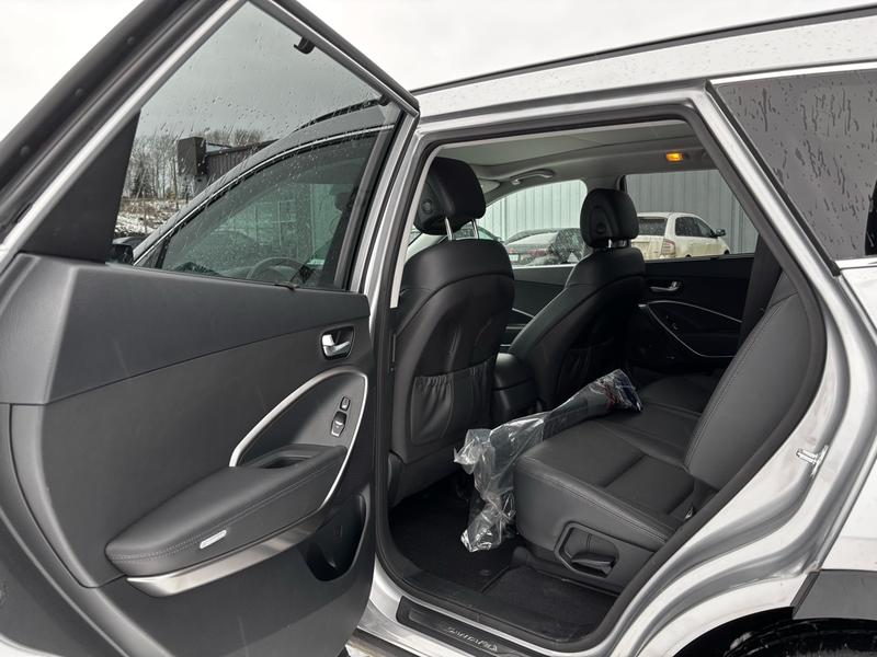 2017 Hyundai Santa Fe XL Limited with 7 seats Main Image