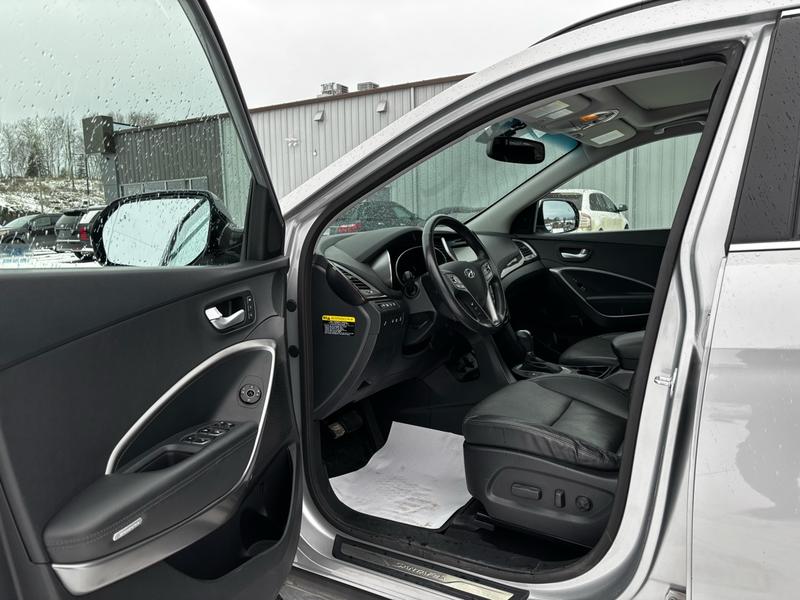 2017 Hyundai Santa Fe XL Limited with 7 seats Main Image